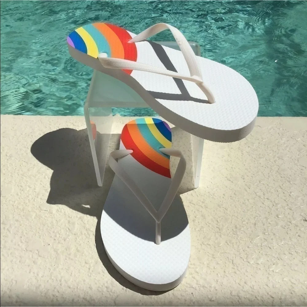 Gap Rainbow Heart Women Flip Flops SZ 10 White Beach Cruise Vacay Sandals NEW - Picture 2 of 12